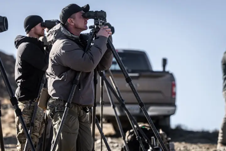Glassing through binoculars off tripods